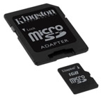 Une carte Micro SD et son adaptateur, permettant de la lire dans un lecteur SD classique